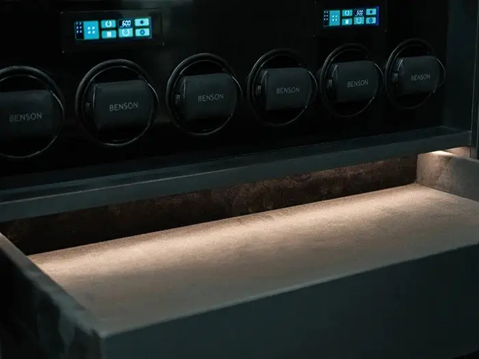 Luxe kluisinterieur met watchwinders, binnenverlichting en een fluwelen lade